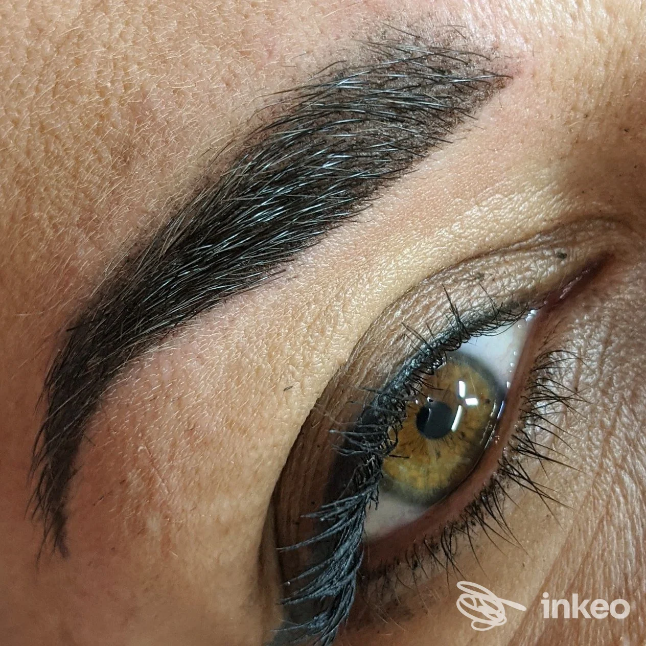 Primo piano di sopracciglio microblading e trucco occhi su pelle reale — Trucco Semipermanente - Microblading by Vaida, Montesilvano.