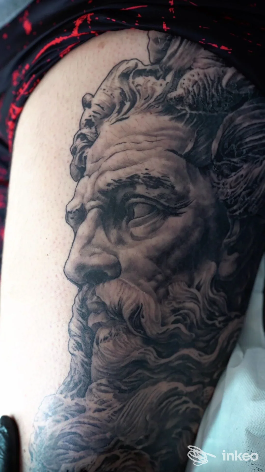 Tatuaggio realistico in bianco e nero di un volto classico sulla parte superiore del braccio. Mauro Petri Tattoo Studio, Brindisi.
