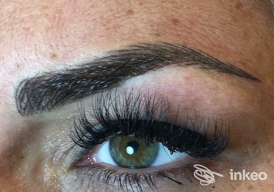 Primo piano di sopracciglio dermopigmentato e ciglia a Napoli, lavoro di Trucco Permanente Di Musciarella Sonia.