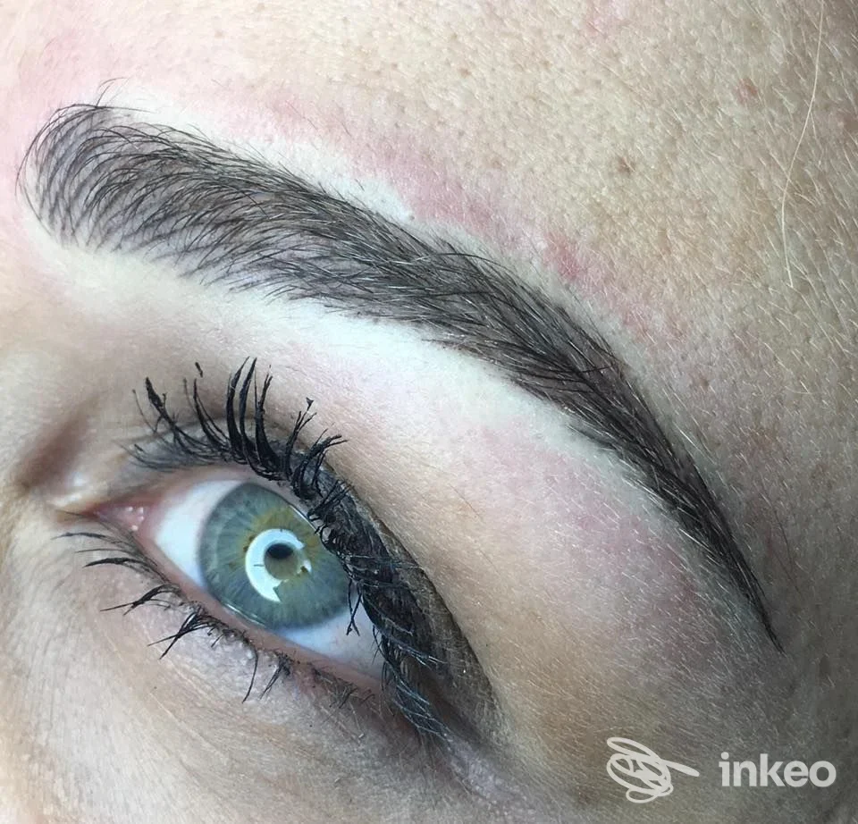 Primo piano di occhio e sopracciglio con trucco permanente, immagine dello studio Trucco Permanente Di Musciarella Sonia, Napoli.
