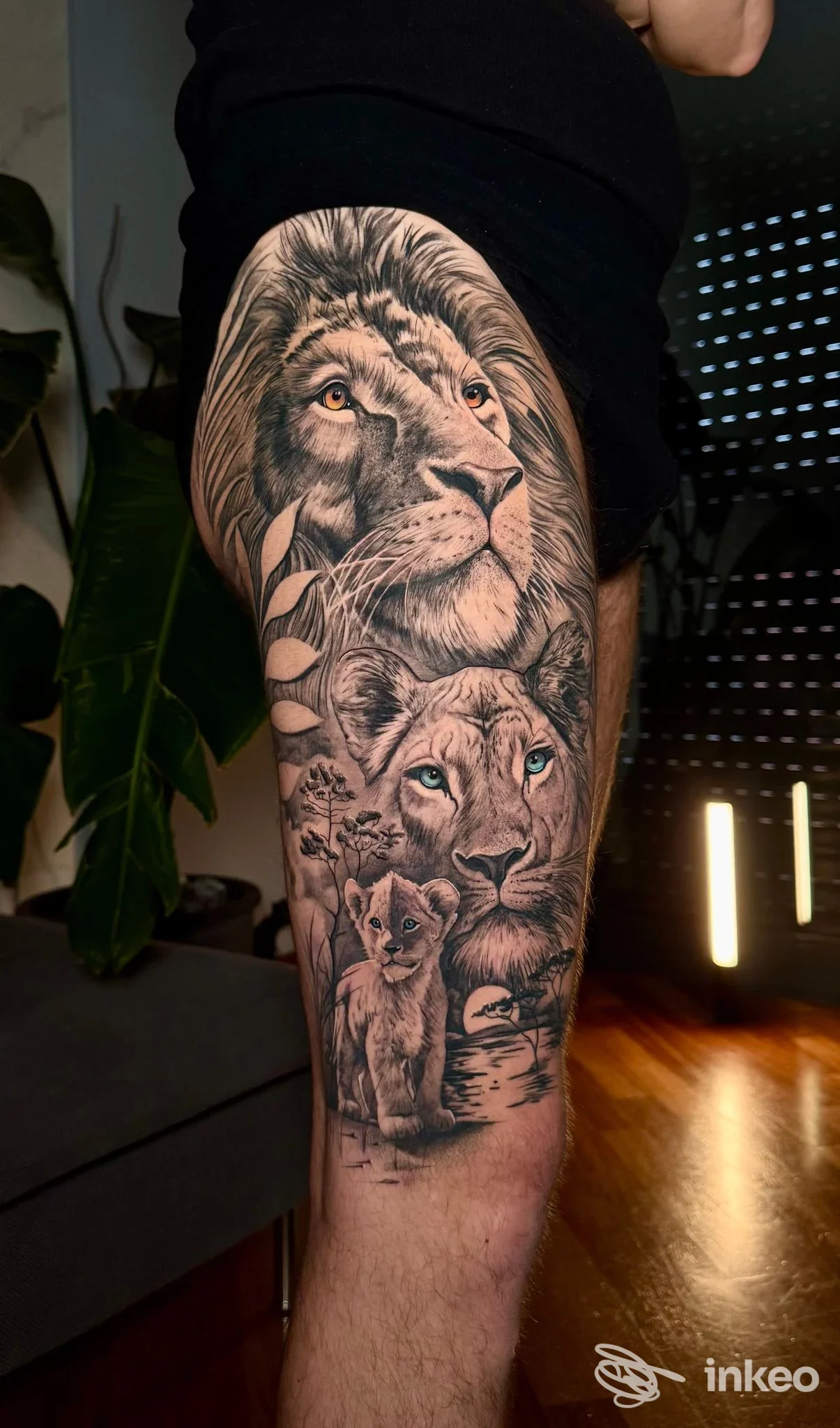 Grande tatuaggio realistico con famiglia di leoni sulla coscia, foto inviata dallo studio Alter Ego a Genova.