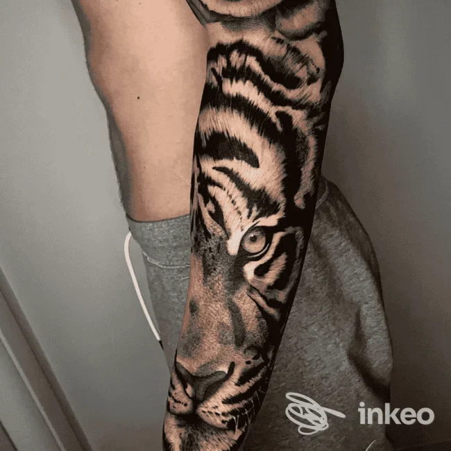 Tatuaggio realistico a tema tigre su avambraccio, foto fornita da Vicious Art Tattoo, Aprilia.