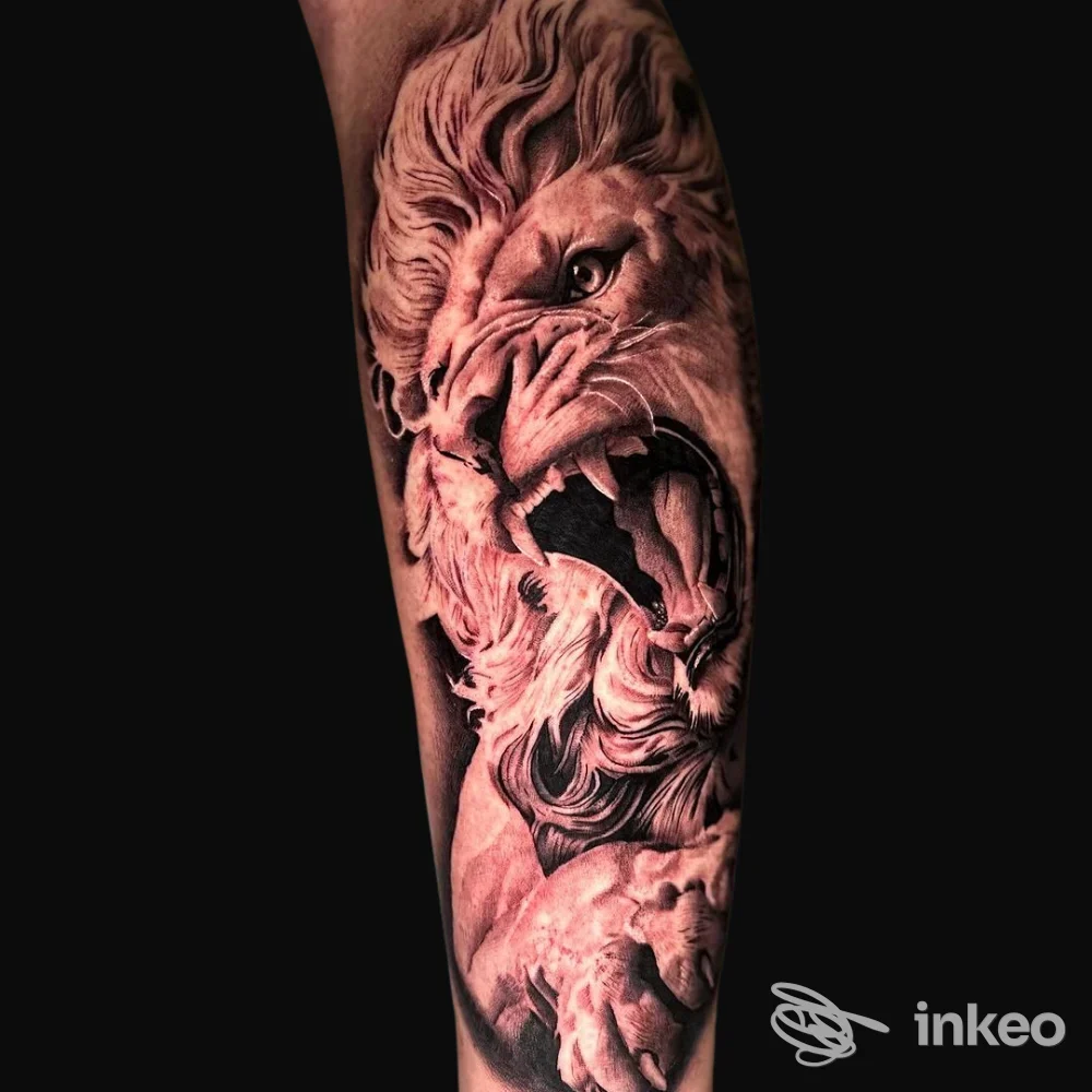 Tatuaggio realistico di un leone ruggente sull'avambraccio, opera condivisa da Vicious Art Tattoo ad Aprilia.
