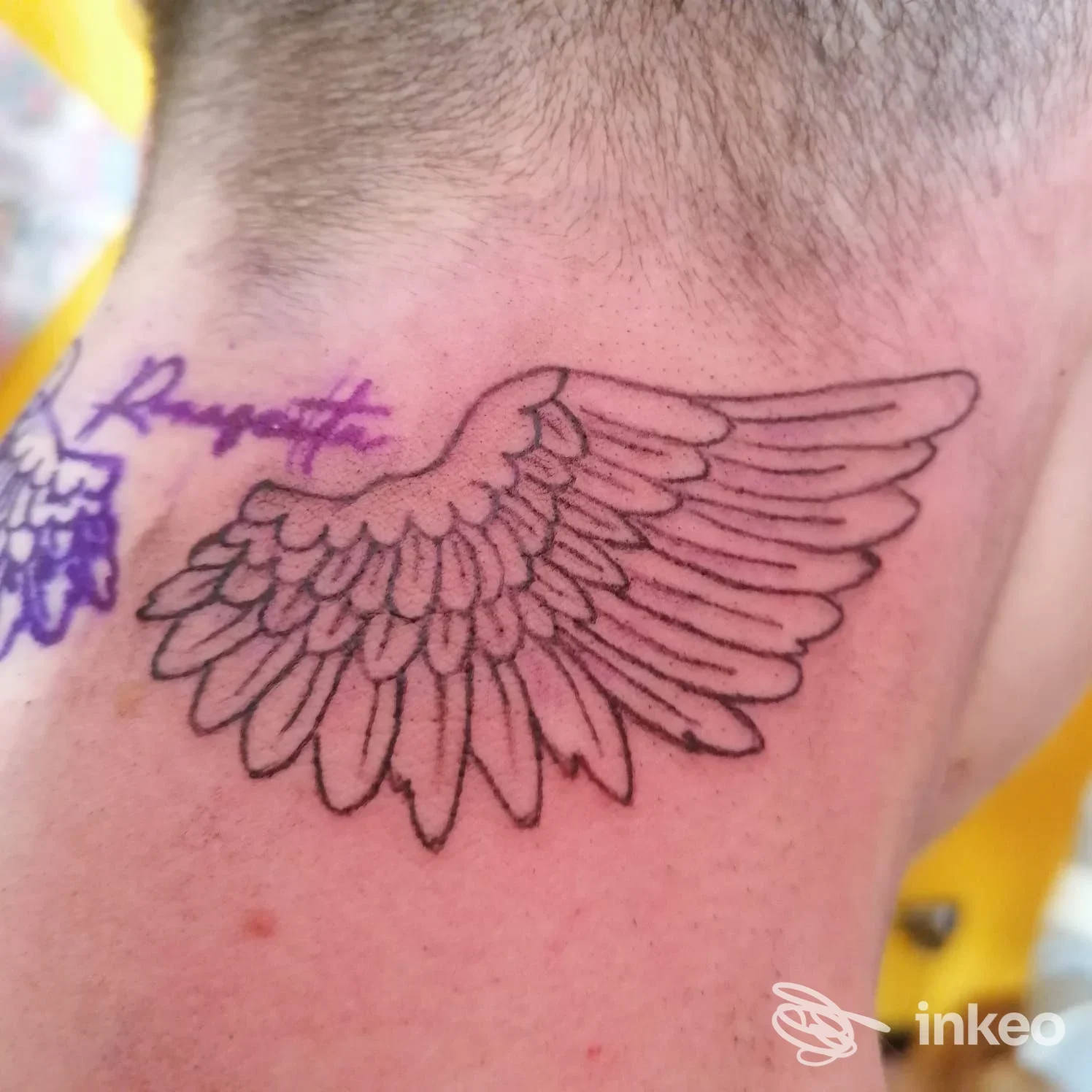Tatuaggio a contorno di un'ala sulla nuca, foto inviata dallo studio Ehawee Estetica & AR Tattoo a Cento.