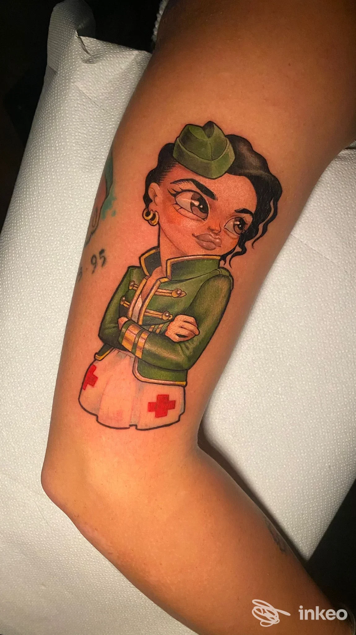 Tatuaggio in stile illustrativo di una infermiera cartoon sull'avambraccio. Immagine fornita da Lost Love Tattoo Studio, Monterotondo.