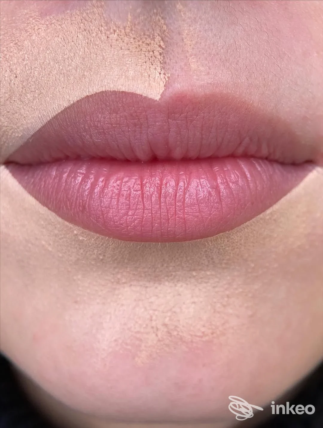 Primo piano di labbra con trucco permanente (lip blush) eseguito da Jennifer Garcia, Microblading e trucco permanente, Milano.