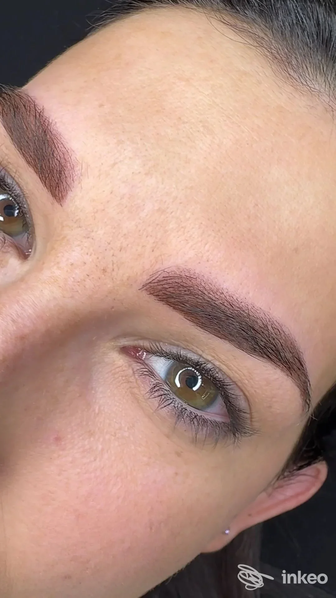 Primo piano di sopracciglia con dermopigmentazione eseguita presso Nordik Beauty, Cuneo: dettaglio dei peli e della forma su pelle naturale.