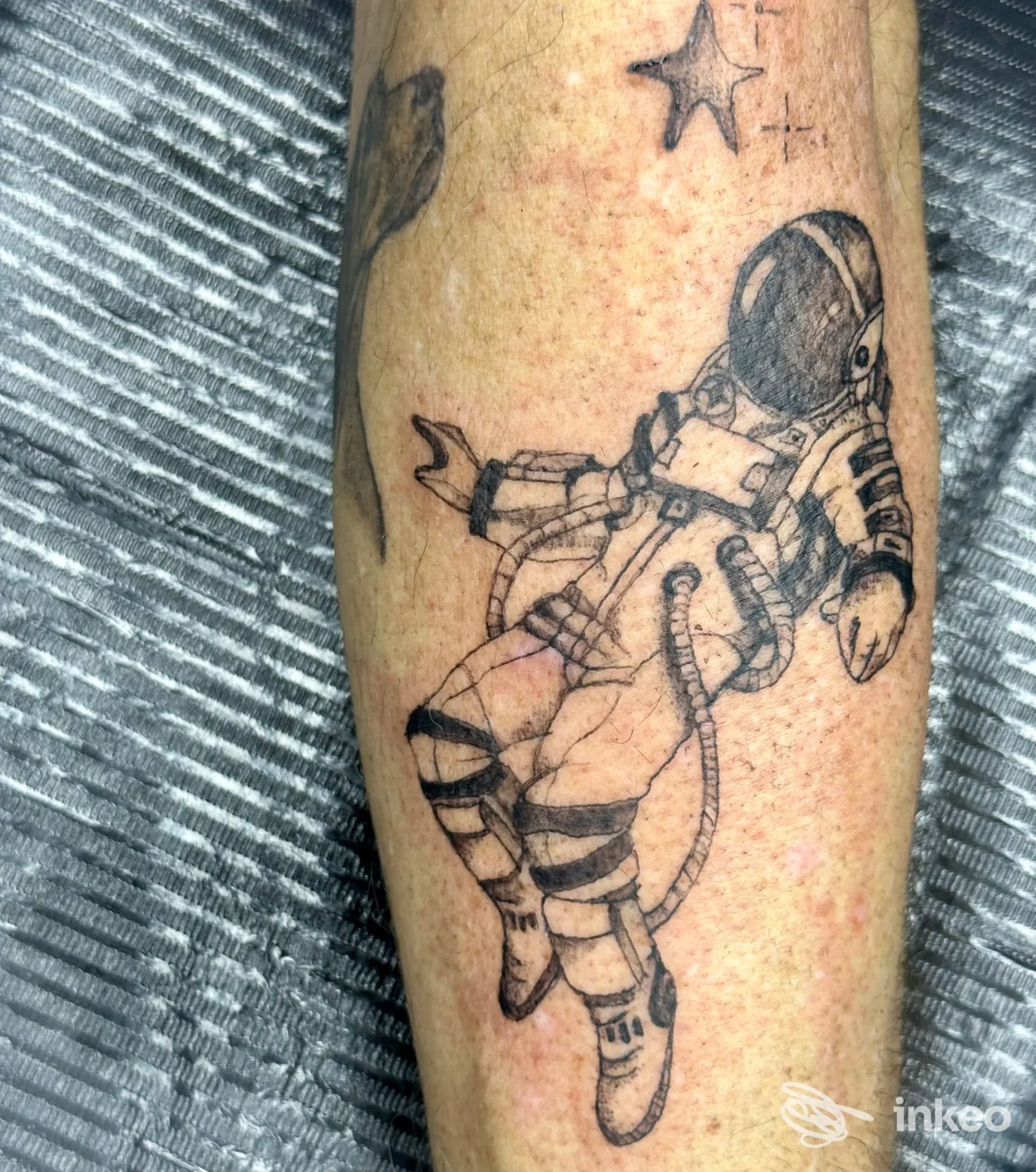 Tatuaggio astronauta in bianco e nero sull'avambraccio, foto fornita da Lucilla Panerai, Calenzano.
