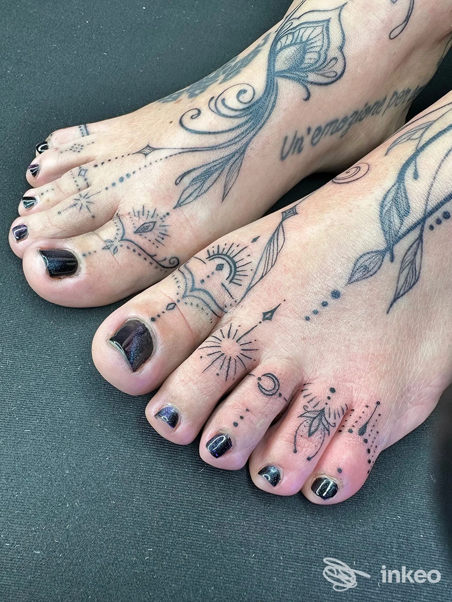 Dettaglio di tatuaggi ornamentali su entrambe i piedi, scattato per HASU 22 tattoo beauty & fashion parlour a Livorno.