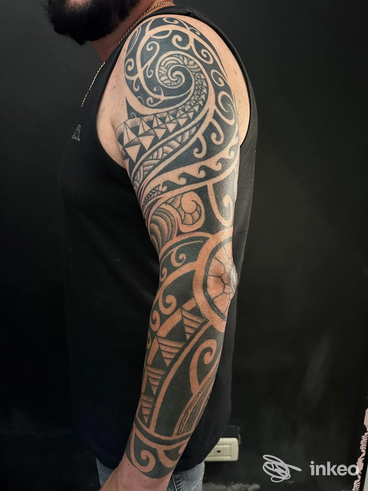 Manica tatuata in stile tribale su braccio sinistro, foto fornita da HASU 22 tattoo beauty & fashion parlour, Livorno.