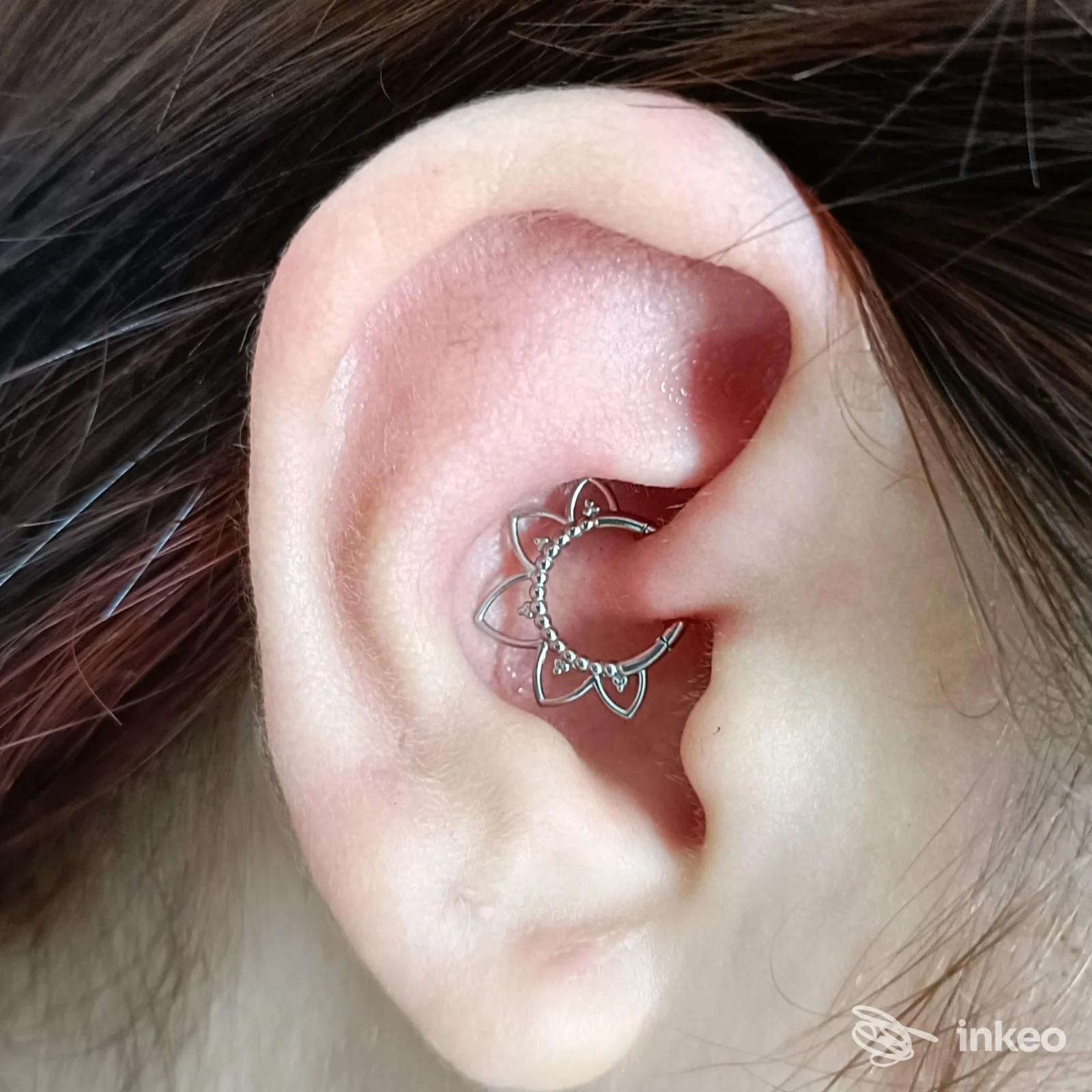 Piercing decorativo (anello) al daith su orecchio fotografato per Il Negozino di Di Gaetano Emanuela a Siena.