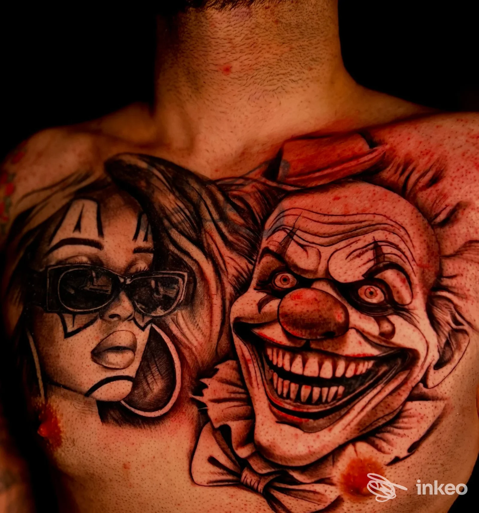 Tatuaggio a petto con grande pagliaccio e volto femminile, fotografia dallo studio Ro barber tattoo a Lecce.