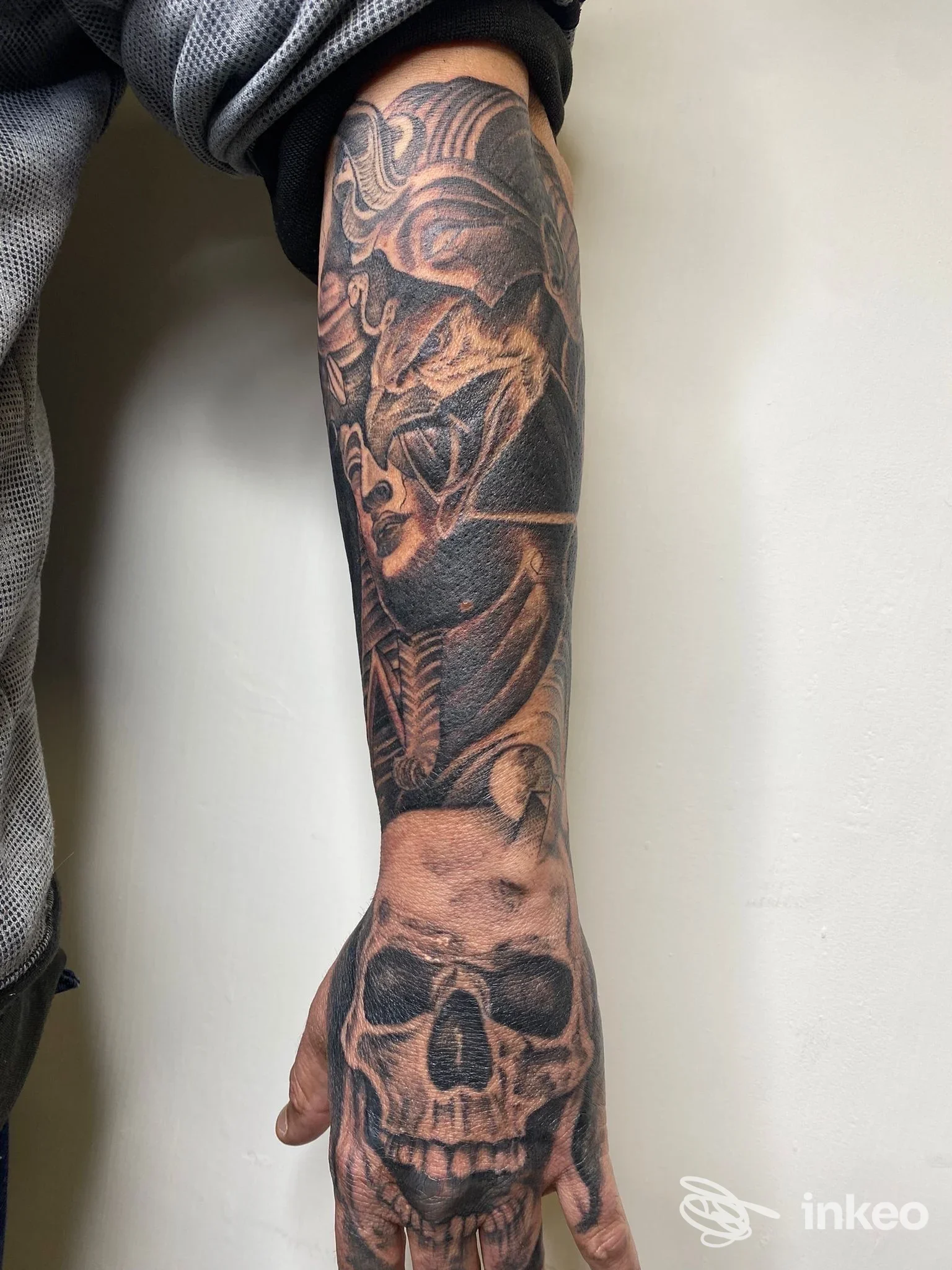 Tatuaggio a manica su avambraccio e teschio sul dorso della mano, realizzato da Babau a Savona, dettaglio in bianco e nero.
