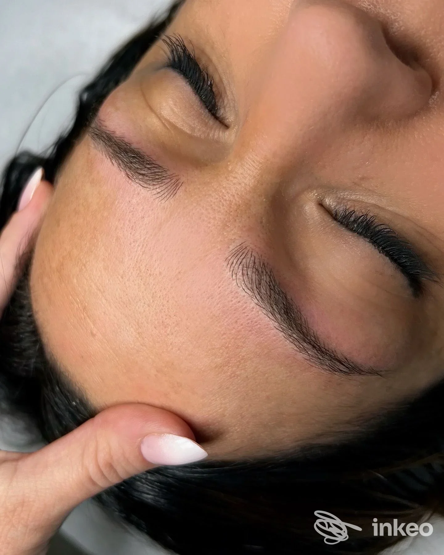 Dettaglio di sopracciglia trattate con microblading, foto di MicroArtist dermopigmentazione a Scicli.