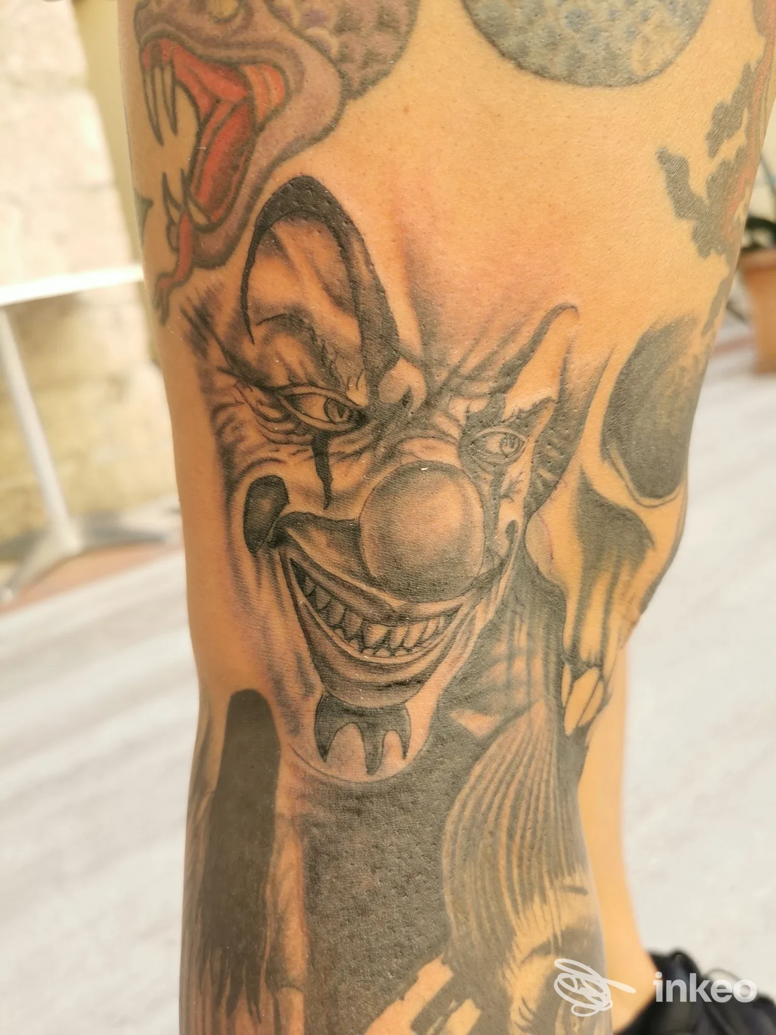 Dettaglio di tatuaggio clown e teschio sul polpaccio, foto fornita da FELIX TATTOO, Ascoli Piceno.