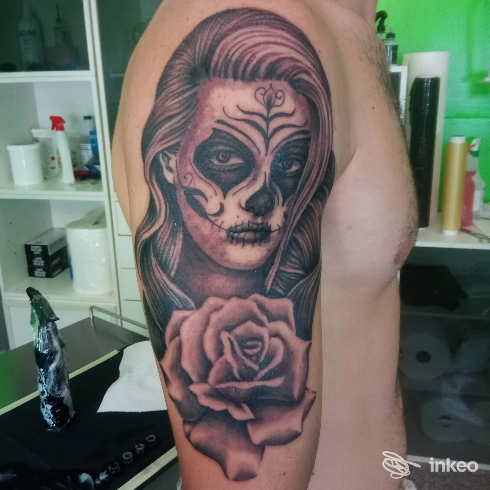Tatuaggio black & grey su spalla e braccio con volto sugar skull e grande rosa, FELIX TATTOO, Ascoli Piceno.