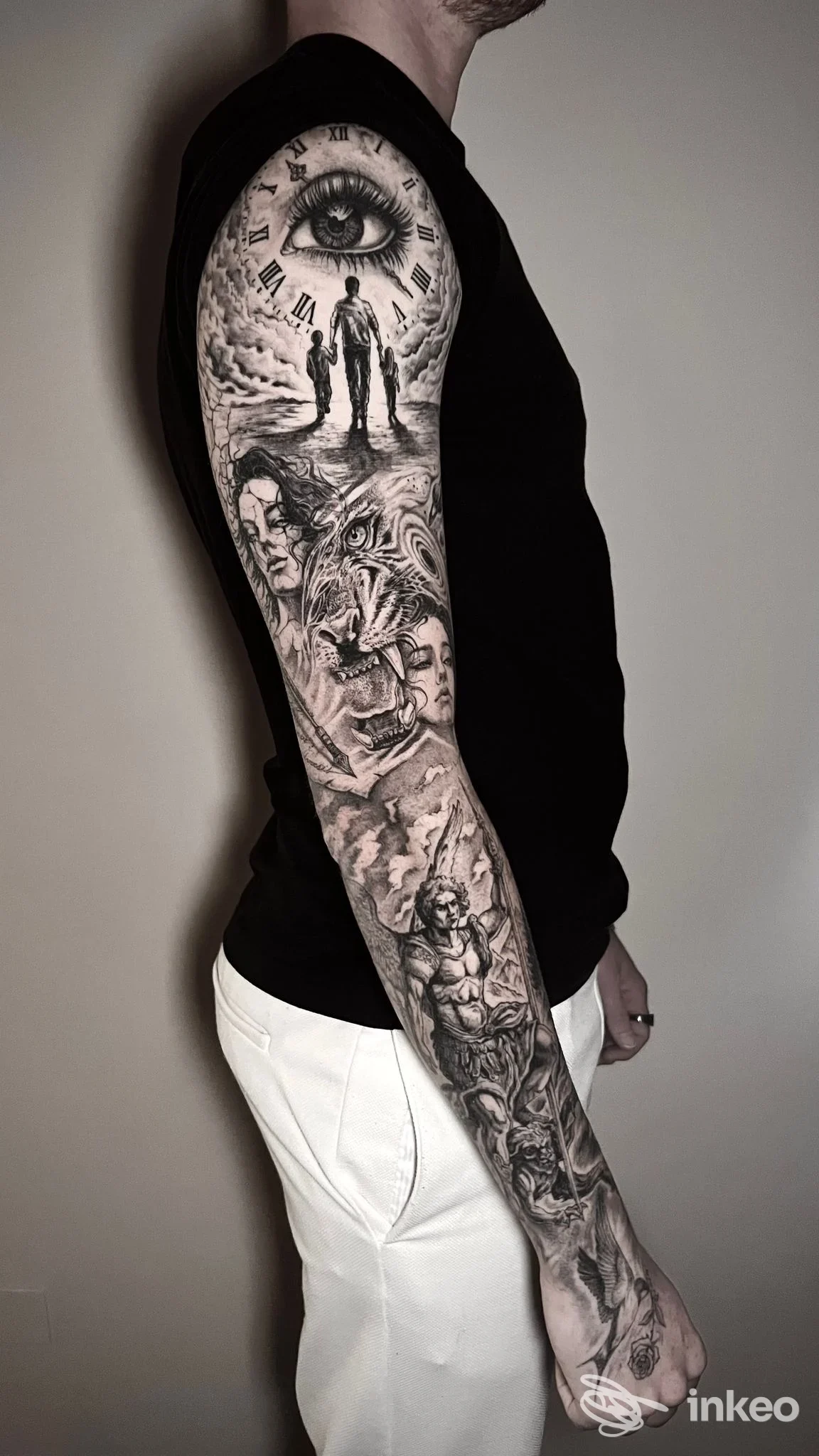 Manica tatuata in bianco e nero realistica, sleeve completo fotografato per VETUS ATELIER, Firenze.