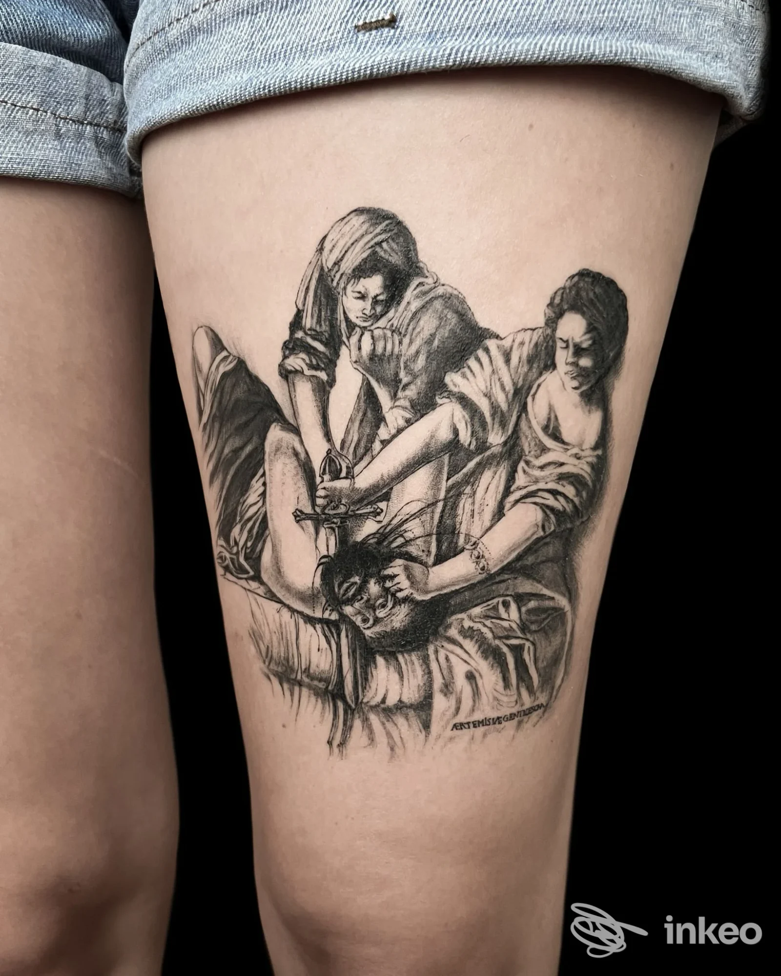 Tatuaggio realistico in bianco e nero su coscia, foto per VETUS ATELIER, Firenze.