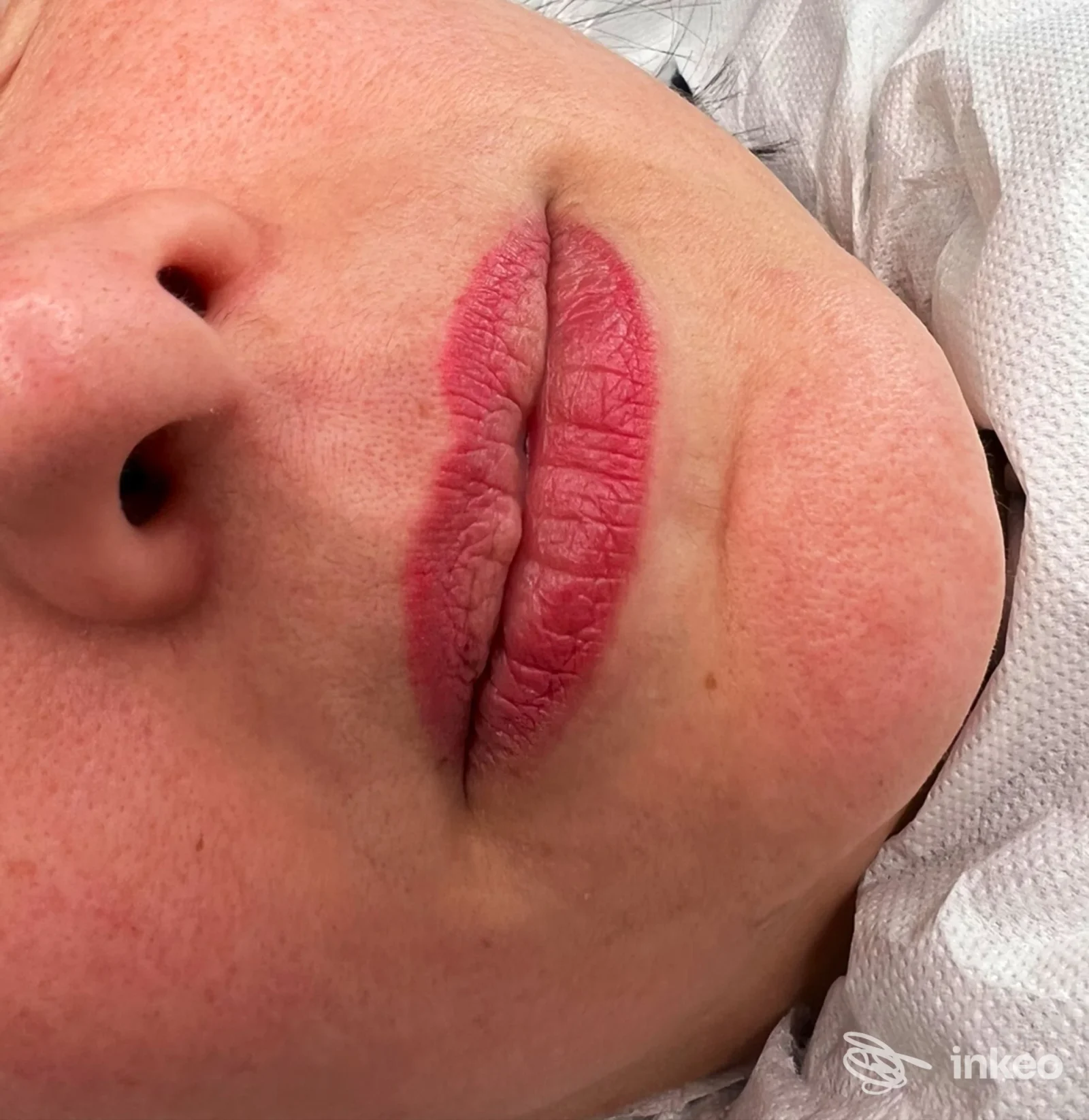 Primo piano delle labbra con dermopigmentazione rosata/rossa su volto parziale, eseguita da Virginia Viviani - Natural Permanent Beauty, Empoli.