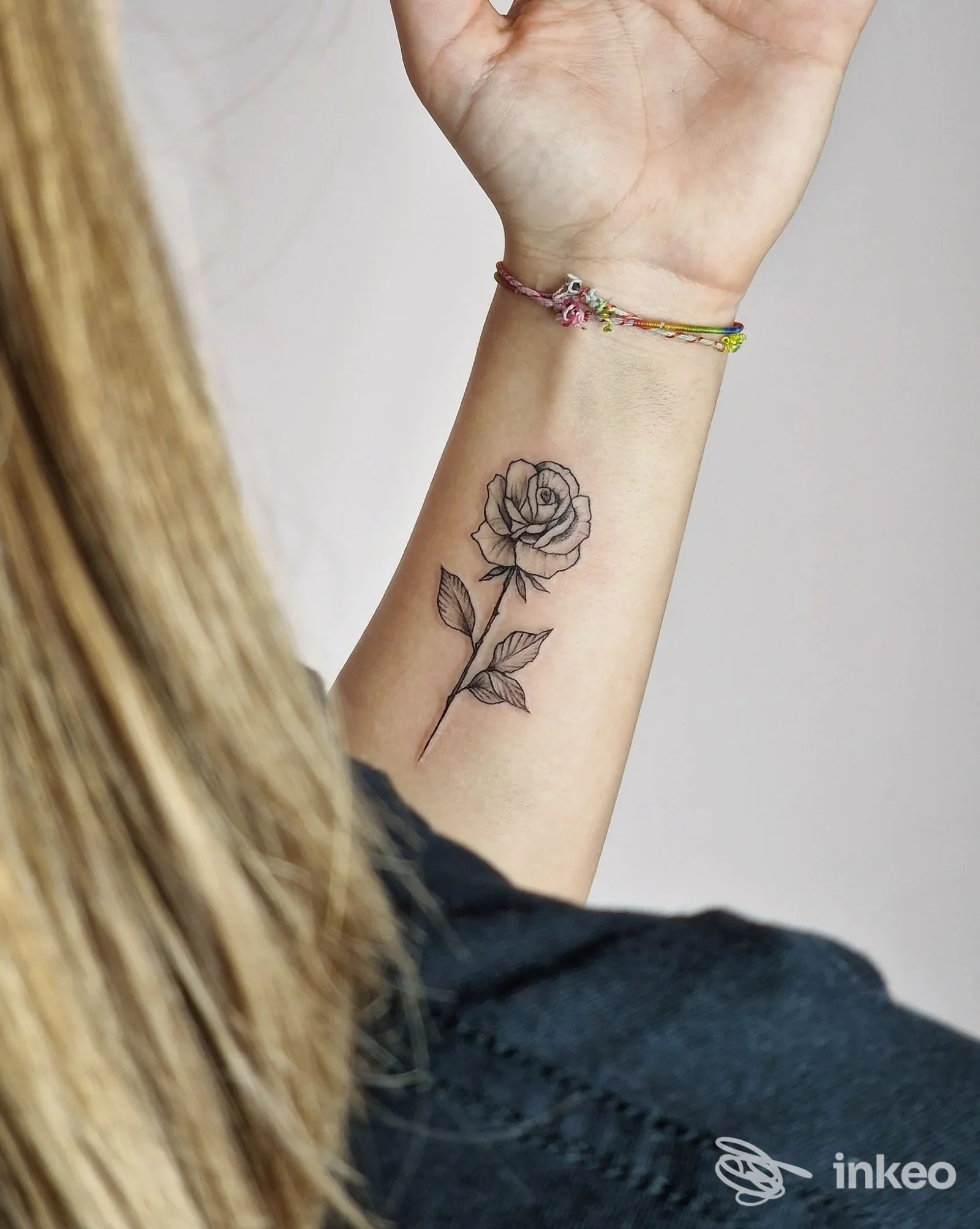Tatuaggio di una rosa in bianco e nero sull'avambraccio, foto di Alex Cocomazzi - Beauty Artist & Tattoo a San Giovanni Rotondo.
