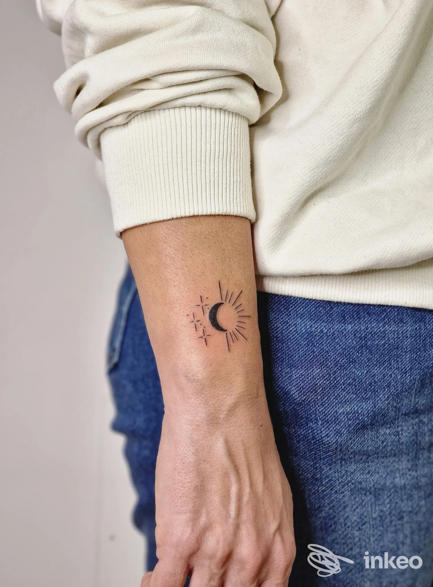 Piccolo tatuaggio a luna crescente sull'avambraccio interno, foto di Alex Cocomazzi - Beauty Artist & Tattoo a San Giovanni Rotondo.