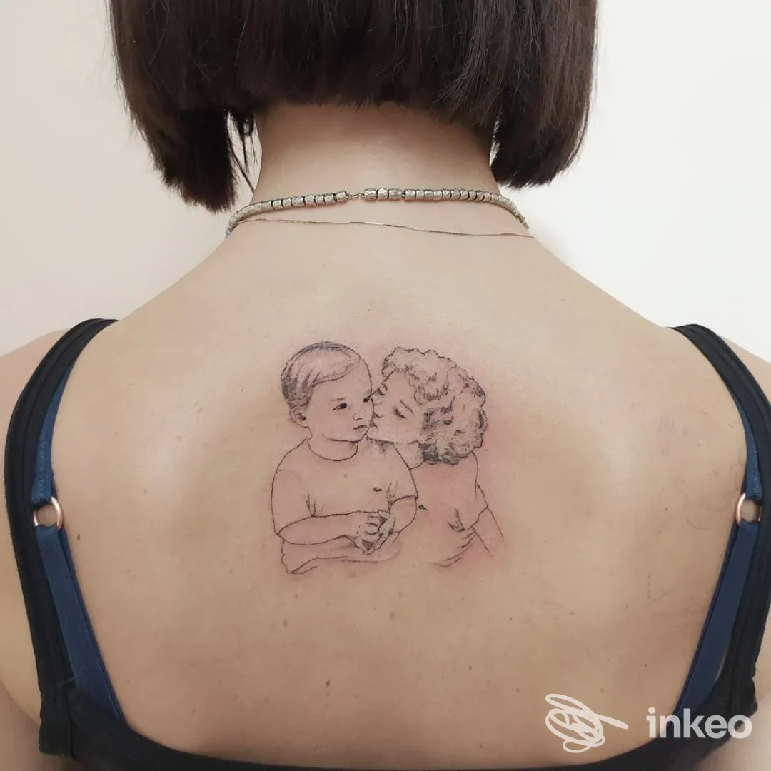 Tatuaggio stilizzato di due bambini sulla parte superiore della schiena, realizzato da Alex Cocomazzi a San Giovanni Rotondo.