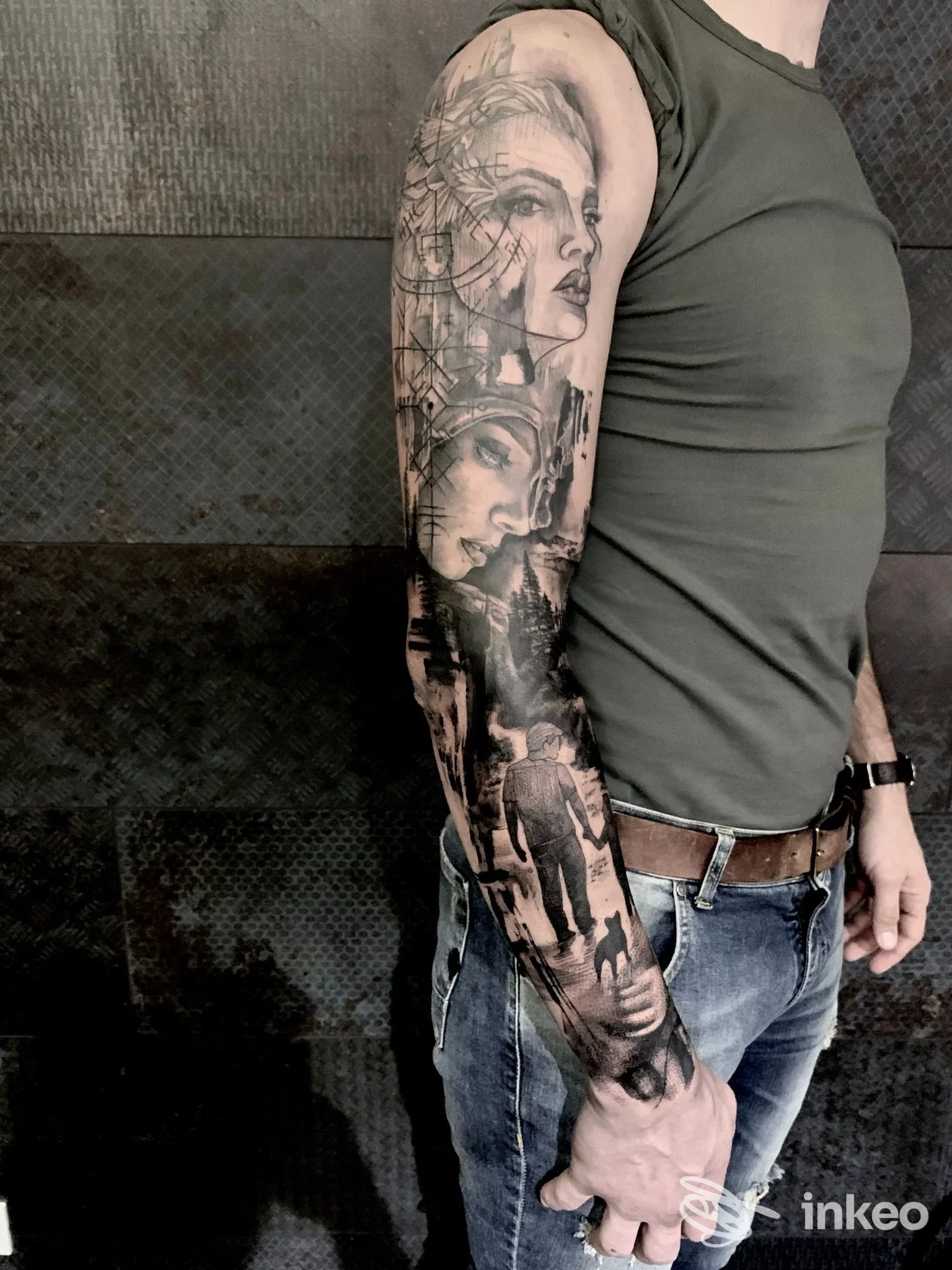 Tatuaggio a manica completa su braccio maschile, foto fornita da Joint Art Boutique a Piove di Sacco.
