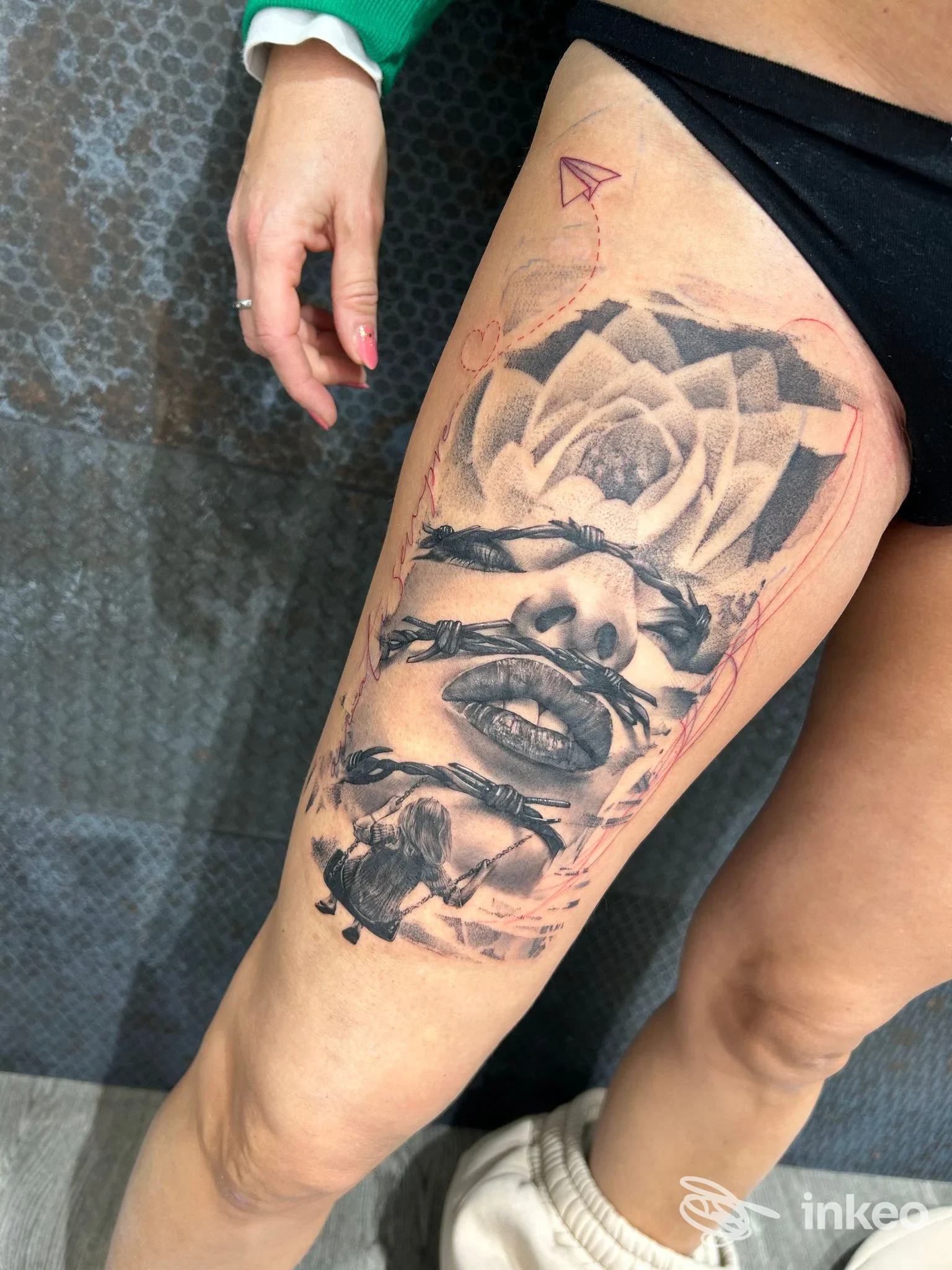 Tatuaggio realistico in nero e grigio su coscia, ritratto con fiori e fili — Joint Art Boutique, Piove di Sacco.