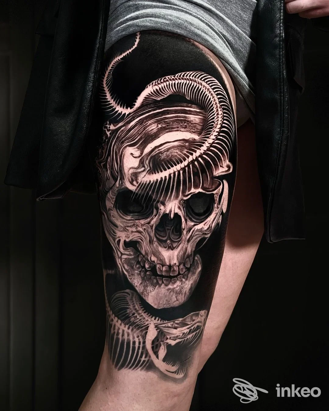 Grande tatuaggio realistico di teschio e ossa sulla coscia, lavoro fotografato nello studio Abracadabra a Cagliari.