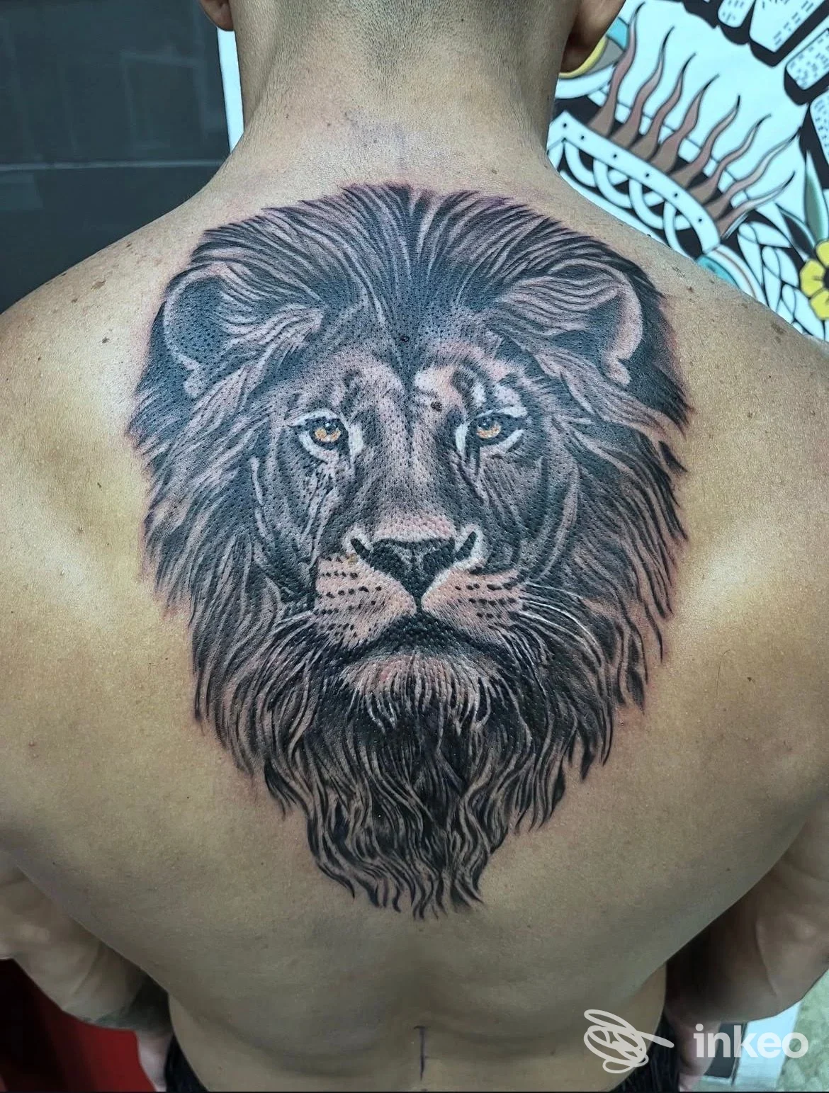 Grande tatuaggio realistico di una testa di leone sulla parte superiore della schiena, Seventy Style, Palermo.