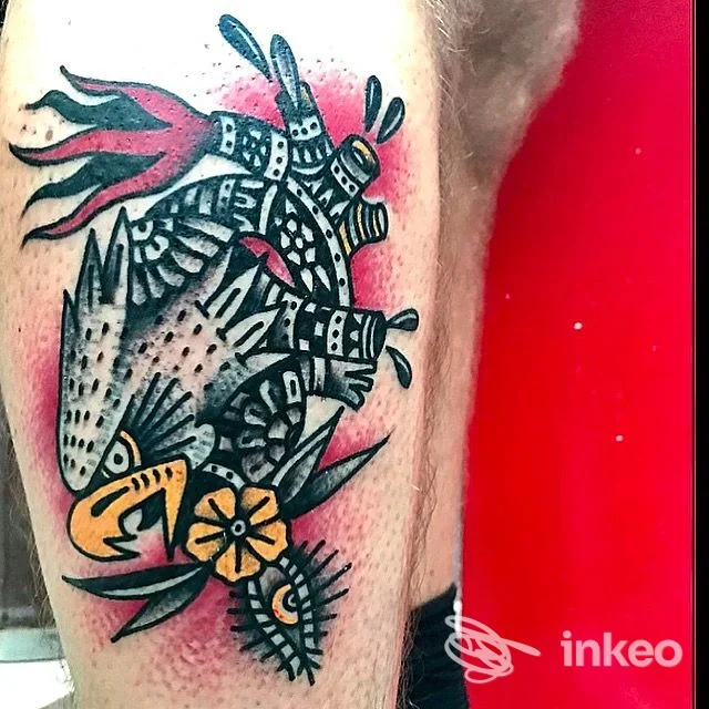 Tatuaggio colorato su polpaccio con uccello stilizzato e fiore — Seventy Style, Palermo.