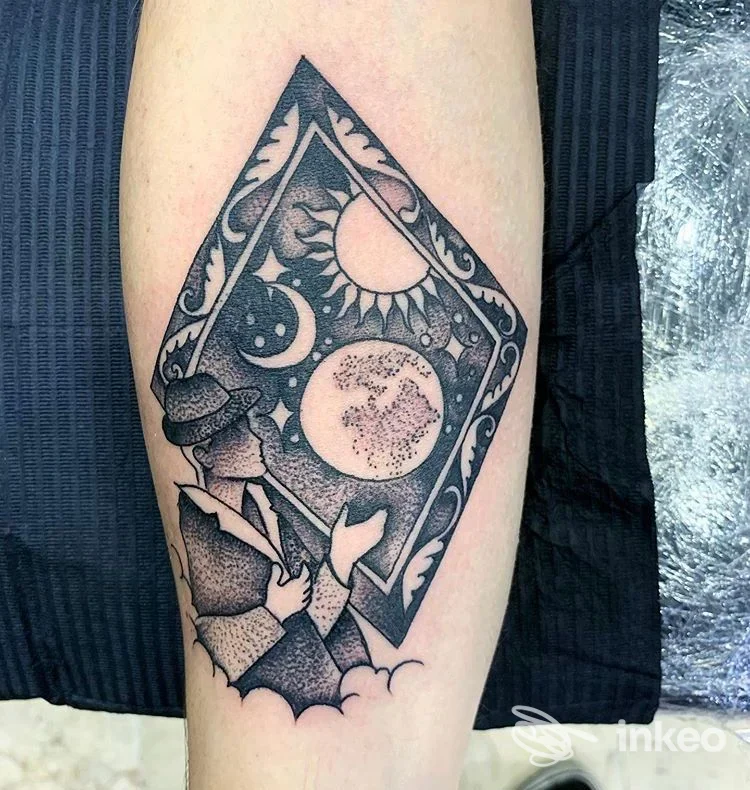 Tatuaggio rombo con motivi celesti e figura stilizzata sull'avambraccio, Seventy Style, Palermo.