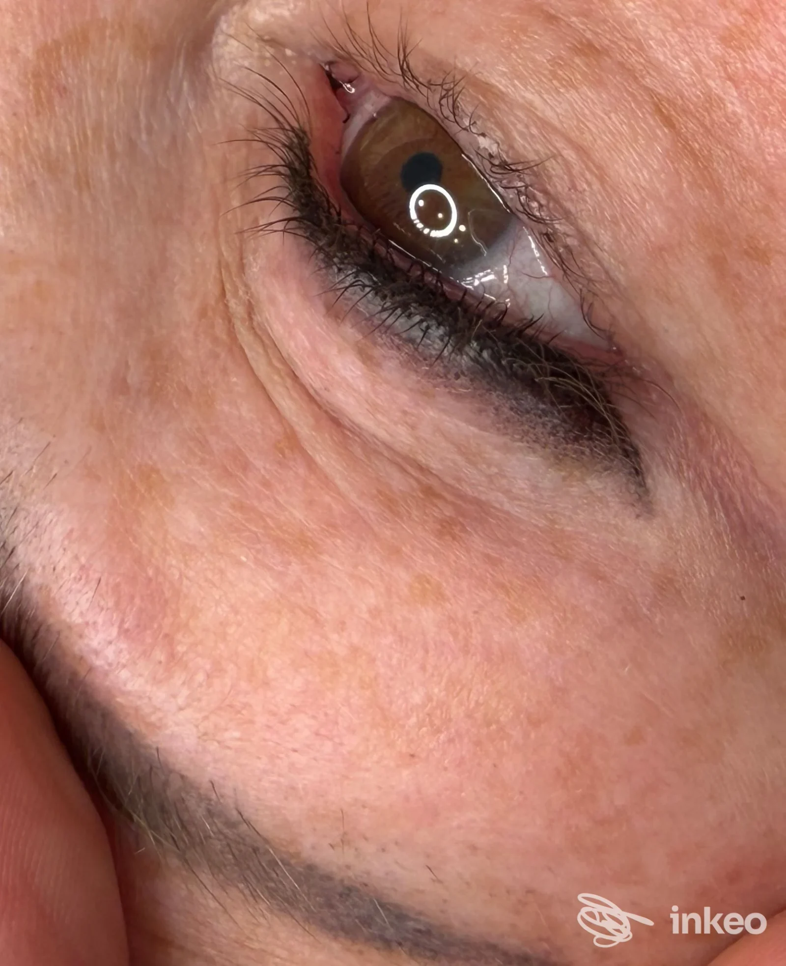Primo piano di trucco permanente eyeliner eseguito sulla palpebra, foto fornita da Dessi Beauty Tattoo a Casalserugo.