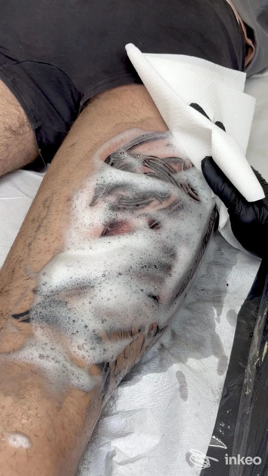 Tatto sul polpaccio in fase di pulizia, fotografato nello studio Kindergarten Studio a Varazze.