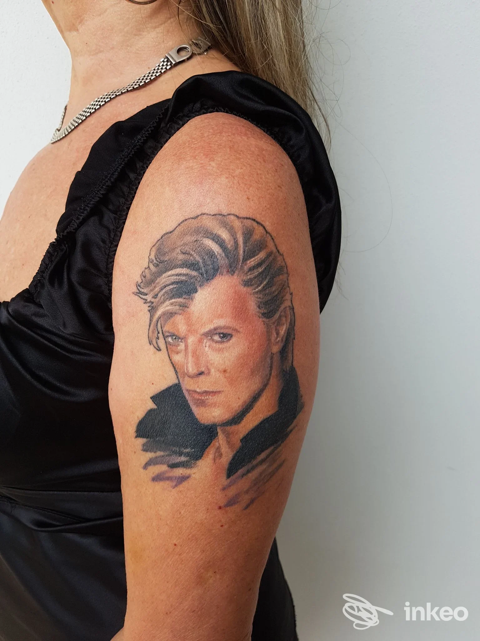 Ritratto realistico tatuato sul braccio superiore di una persona, fotografia dello studio The Tattoo Gallery a Bussolengo.