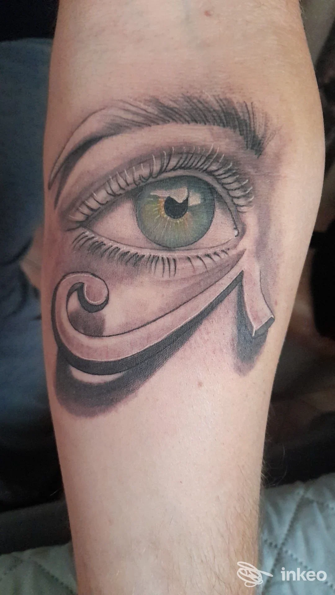 Tatuaggio realistico raffigurante un occhio verde sull'avambraccio, lavoro dello studio Alesci Giuseppe a Barcellona Pozzo di Gotto.