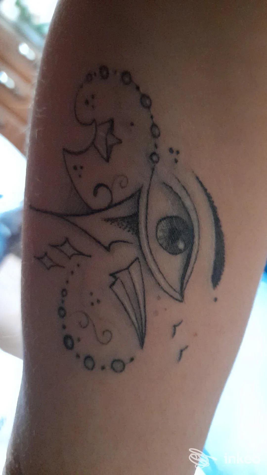 Tatuaggio monocromatico a occhio stilizzato su avambraccio, Alesci Giuseppe, Barcellona Pozzo di Gotto.