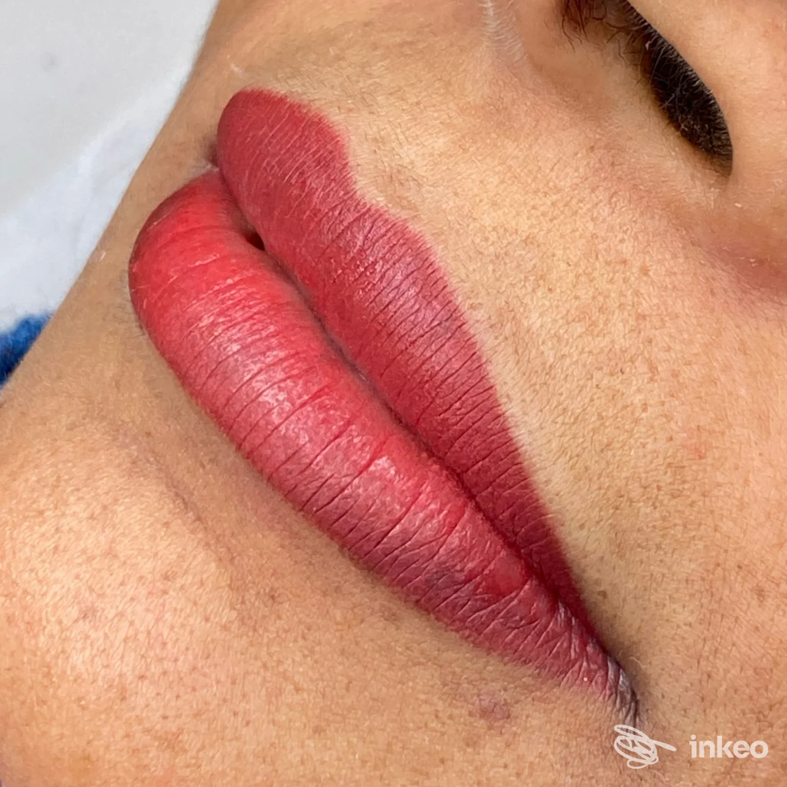 Primo piano di dermopigmentazione labbra rosse eseguita al Centro Estetico Alessandria - Angela Esthétique, Alessandria.