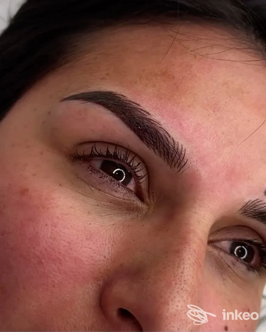 Primo piano microblading sopracciglia eseguito su persona reale, foto studio Greta beauty e microblading a Omegna.