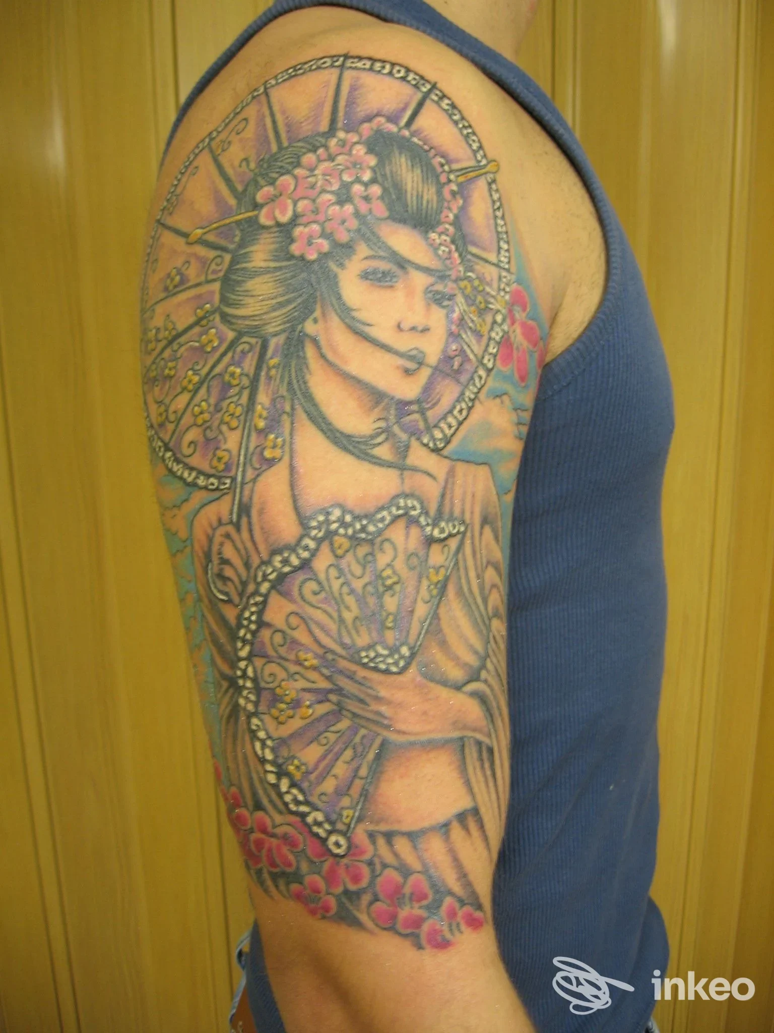 Grande tatuaggio a colori raffigurante una geisha sul braccio superiore, immagine fornita da Canapa Shop, Tattoo Shop e Sexy Shop Van Gogh, San Fior.