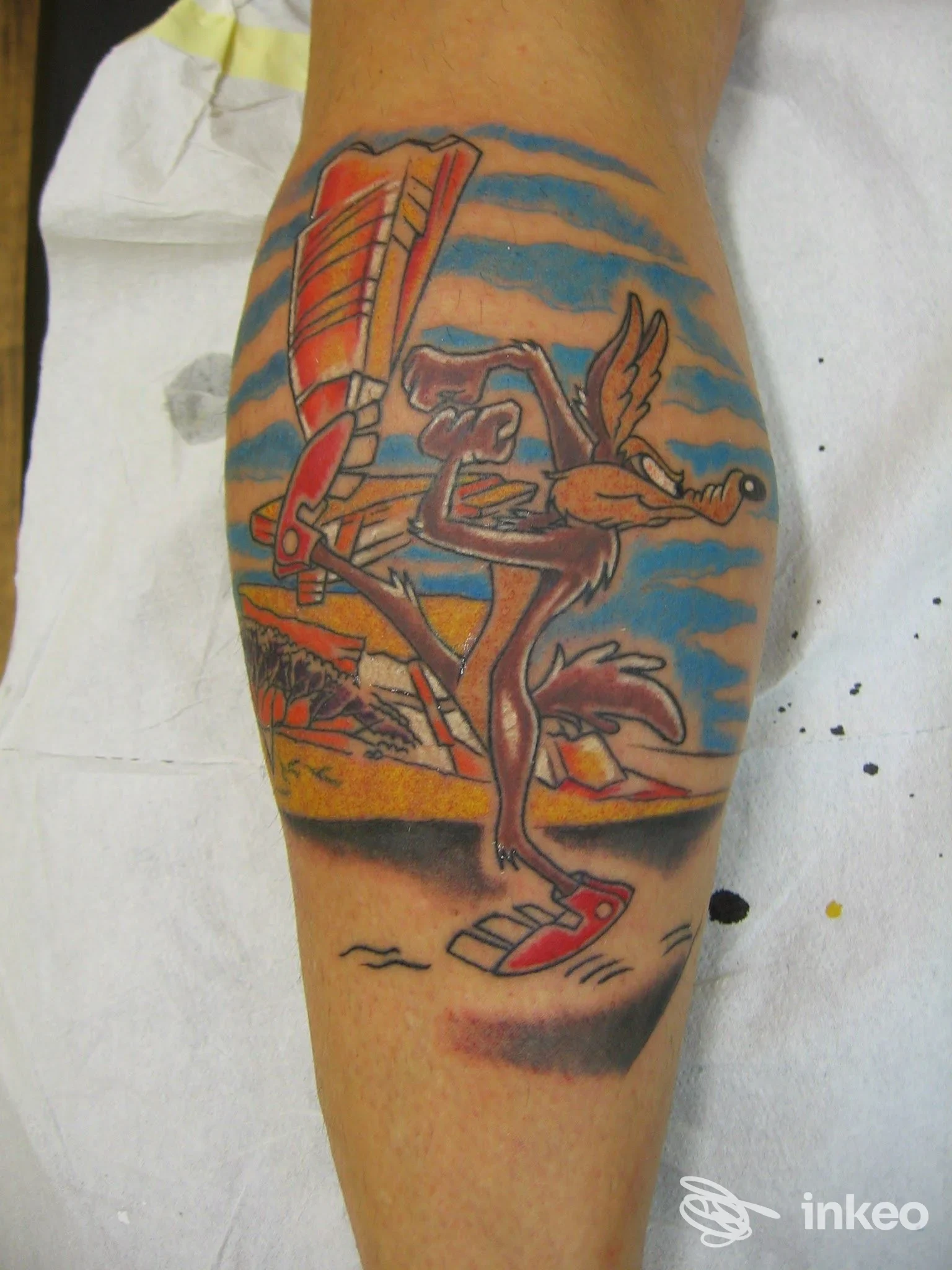 Tatuaggio colorato a tema cartoon sul polpaccio, fotografia inviata da Canapa Shop, Tattoo Shop e Sexy Shop Van Gogh, San Fior.