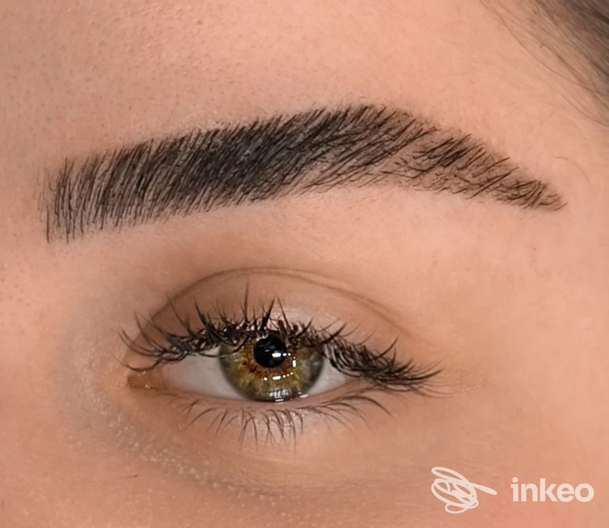 Primo piano di sopracciglio microblading ben definito e occhio, ODA Beauty Bergamo, Bergamo.