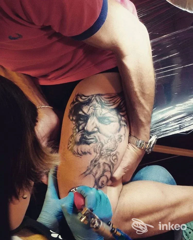 Tatuaggio black&grey in fase di realizzazione sulla coscia presso Tattoo Art di Ilenia Serra, Palagiano.
