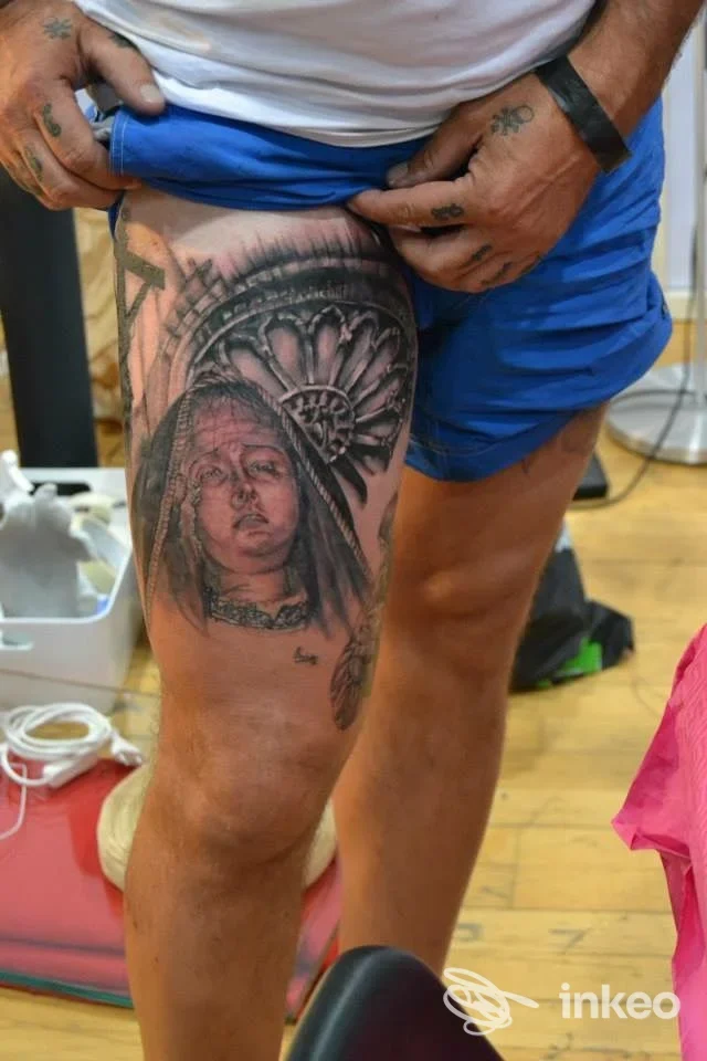 Tatuaggio realistico in bianco e nero su coscia con ritratto e motivo architettonico — Tattoo Art di Ilenia Serra, Palagiano.