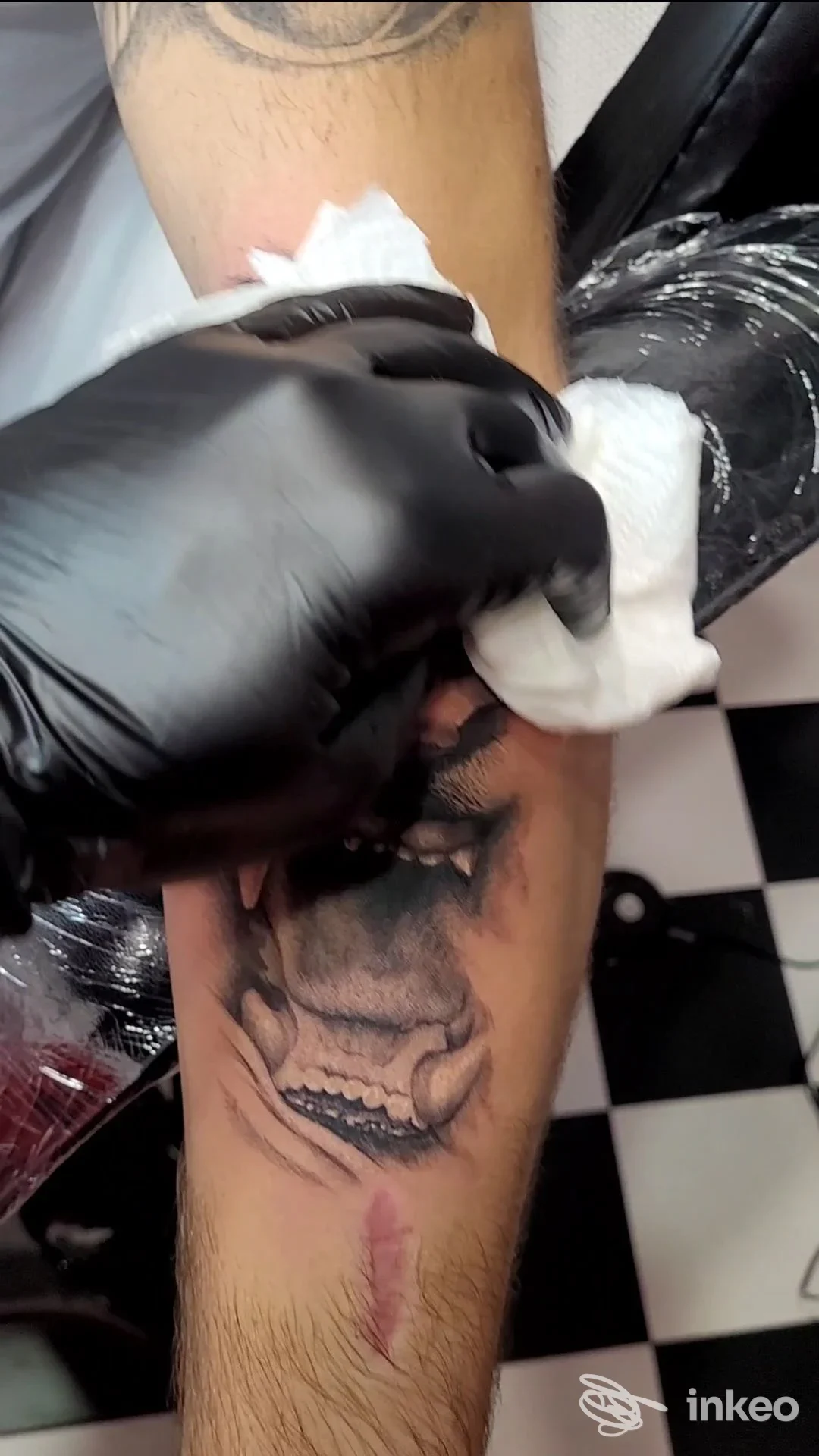 Tatuaggio scuro tipo teschio sull'avambraccio mentre viene pulito in studio InkMyArt a Guidonia Montecelio.
