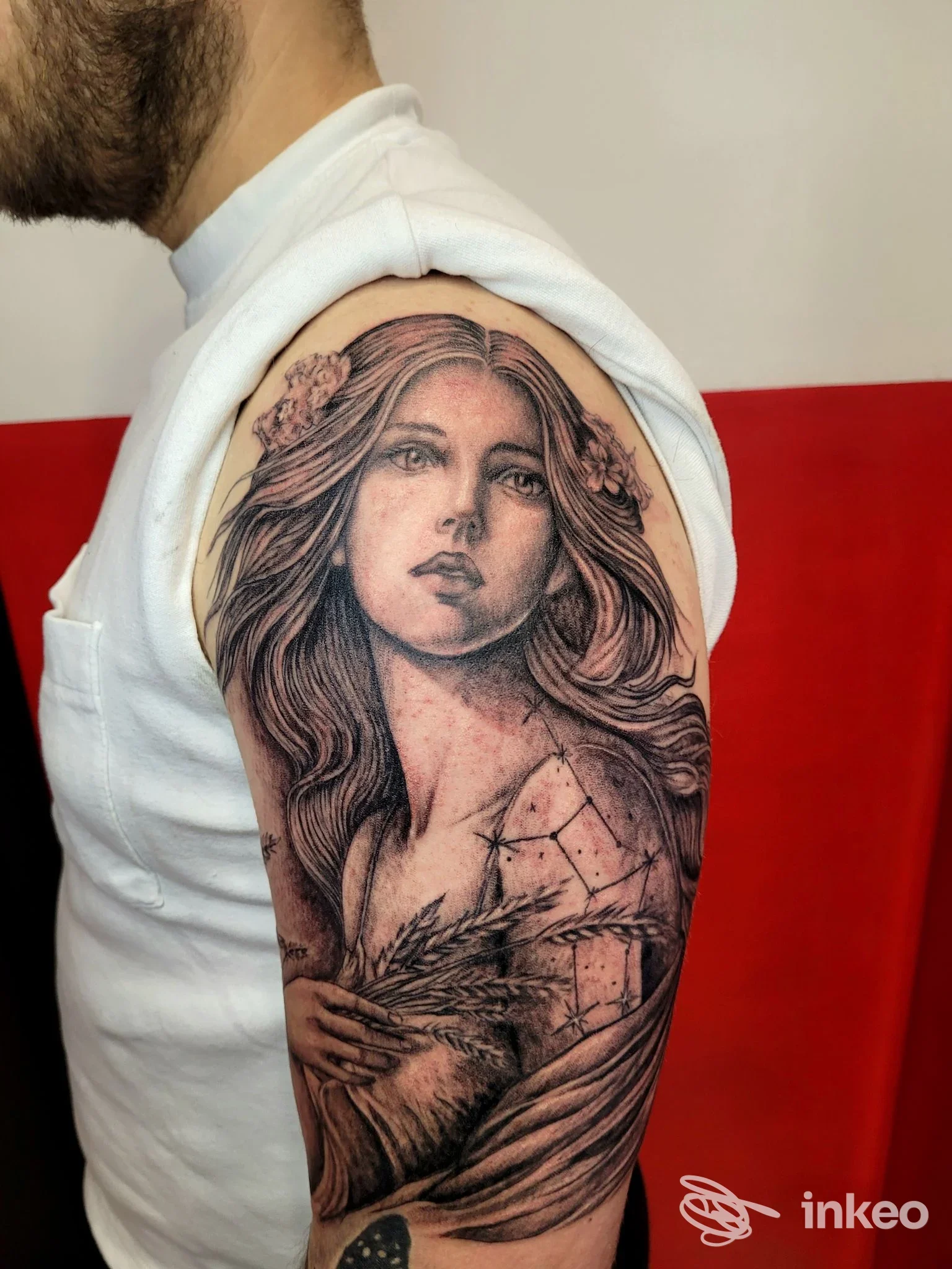 Tatuaggio realistico a mezzo braccio con figura femminile, realizzato da InkMyArt a Guidonia Montecelio.