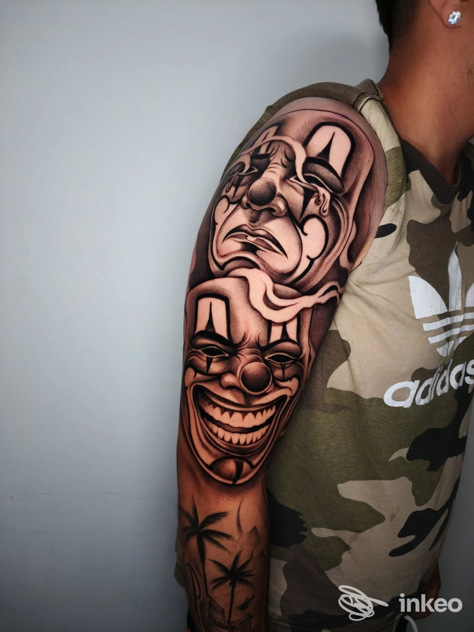Manica tatuata con volti clown realistici fotografata su braccio e spalla — Ink for mind tattoo & barber, Ladispoli.