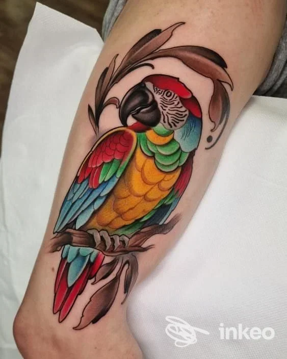 Tatuaggio su avambraccio raffigurante un pappagallo colorato, Ink for Mind Tattoo & Barber, Ladispoli.