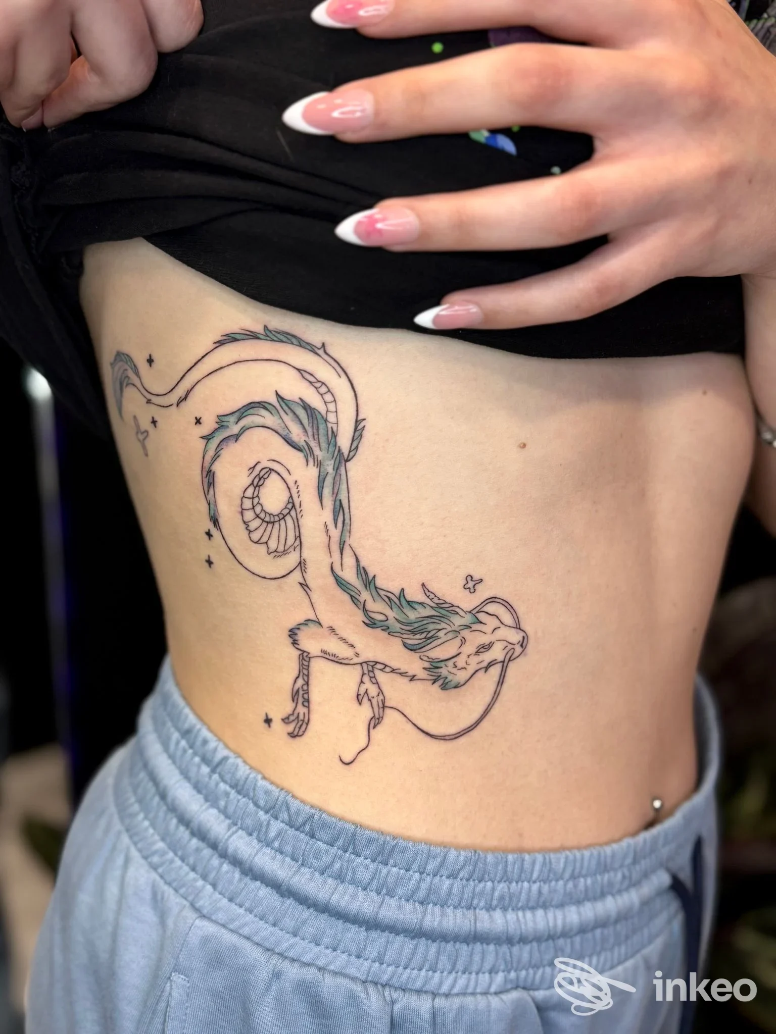 Tatuaggio linework sul fianco sinistro, fotografato per Noeink a Pontecorvo.