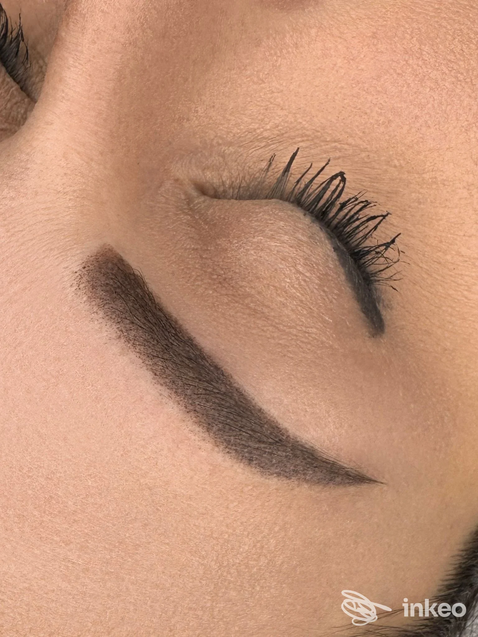 Primo piano di trucco permanente: sopracciglio e tratto eyeliner su palpebra chiusa, realizzato da ESTETICA DAVANZO a Castelletto sopra Ticino.